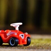 Kupując zabawki dla dzieci, rodzice oczekują czegoś więcej niż tylko kolorowych produktów i ciekawych wzorów. Chcą bezpieczeństwa, jakości, wartości edukacyjnej i doświadczenia zakupowego, któremu można zaufać. Dlatego coraz więcej rodzin wybiera Kocham Zabawki niezawodne miejsce, w którym znajdziesz zabawki dla dzieci, łączące zabawę, kreatywność i spokój ducha.