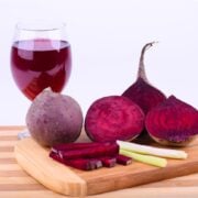 Dieta buraczana zyskała popularność wśród osób dbających o zdrowie, sportowców i entuzjastów wellness dzięki imponującym właściwościom odżywczym buraków. Znane ze swojego żywego czerwonego koloru i ziemistego smaku, buraki są bogate w witaminy, minerały, przeciwutleniacze i naturalne azotany, które mogą wspomagać zdrowie serca, wydolność fizyczną, trawienie i ogólne samopoczucie. Czy to spożywane w postaci soku, pieczonych warzyw, koktajli, sałatek czy suplementów, buraki stały się kluczowym składnikiem wielu współczesnych, zdrowych planów żywieniowych.