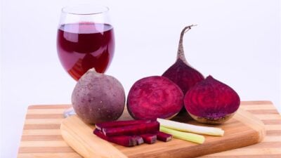 Dieta buraczana zyskała popularność wśród osób dbających o zdrowie, sportowców i entuzjastów wellness dzięki imponującym właściwościom odżywczym buraków. Znane ze swojego żywego czerwonego koloru i ziemistego smaku, buraki są bogate w witaminy, minerały, przeciwutleniacze i naturalne azotany, które mogą wspomagać zdrowie serca, wydolność fizyczną, trawienie i ogólne samopoczucie. Czy to spożywane w postaci soku, pieczonych warzyw, koktajli, sałatek czy suplementów, buraki stały się kluczowym składnikiem wielu współczesnych, zdrowych planów żywieniowych.