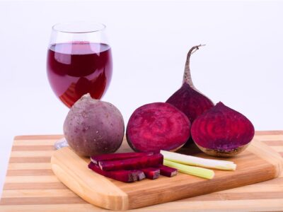 Dieta buraczana zyskała popularność wśród osób dbających o zdrowie, sportowców i entuzjastów wellness dzięki imponującym właściwościom odżywczym buraków. Znane ze swojego żywego czerwonego koloru i ziemistego smaku, buraki są bogate w witaminy, minerały, przeciwutleniacze i naturalne azotany, które mogą wspomagać zdrowie serca, wydolność fizyczną, trawienie i ogólne samopoczucie. Czy to spożywane w postaci soku, pieczonych warzyw, koktajli, sałatek czy suplementów, buraki stały się kluczowym składnikiem wielu współczesnych, zdrowych planów żywieniowych.