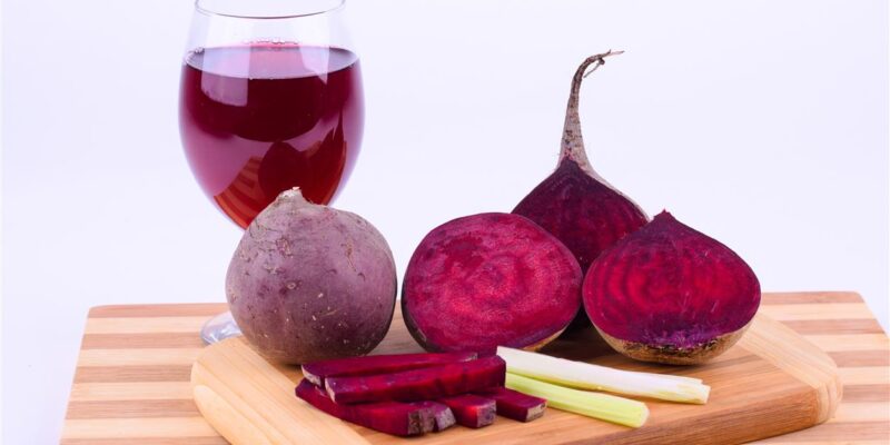 Dieta buraczana zyskała popularność wśród osób dbających o zdrowie, sportowców i entuzjastów wellness dzięki imponującym właściwościom odżywczym buraków. Znane ze swojego żywego czerwonego koloru i ziemistego smaku, buraki są bogate w witaminy, minerały, przeciwutleniacze i naturalne azotany, które mogą wspomagać zdrowie serca, wydolność fizyczną, trawienie i ogólne samopoczucie. Czy to spożywane w postaci soku, pieczonych warzyw, koktajli, sałatek czy suplementów, buraki stały się kluczowym składnikiem wielu współczesnych, zdrowych planów żywieniowych.