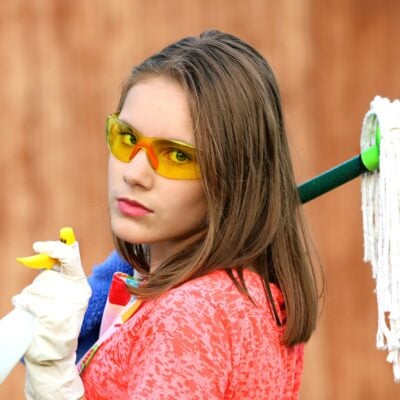 Utrzymanie czystości i porządku w domu to ważny element codziennego życia, ale dla wielu osób obowiązki domowe mogą być czasochłonne i wyczerpujące. Współczesne rodziny potrzebują praktycznych rozwiązań, które uproszczą sprzątanie, a jednocześnie zapewnią skuteczne rezultaty. Właśnie w tym obszarze Leifheit odniósł trwały sukces. Znany z innowacyjnych produktów gospodarstwa domowego i sprawdzonej niemieckiej inżynierii, Leifheit nieustannie zmienia sposób, w jaki ludzie zarządzają sprzątaniem i pielęgnacją domu. Łącząc inteligentną technologię, przyjazne dla użytkownika wzornictwo i trwałe materiały, marka pomaga gospodarstwom domowym oszczędzać czas, zmniejszać wysiłek i cieszyć się czystszym otoczeniem z większą łatwością.