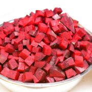 Dieta buraczana zyskuje coraz większą popularność wśród entuzjastów zdrowego trybu życia, sportowców, ekspertów żywieniowych i społeczności wellness. Znany ze swojego żywego koloru i imponującej wartości odżywczej, burak jest często uważany za naturalny superfood, który może wspierać zdrowie serca, poziom energii, wyniki sportowe, trawienie i ogólne samopoczucie. Niezależnie od tego, czy spożywany jako sok, koktajle, sałatki, zupy czy suplementy, burak zyskał silne miejsce w nowoczesnych, zdrowych nawykach żywieniowych i trendach żywienia roślinnego.