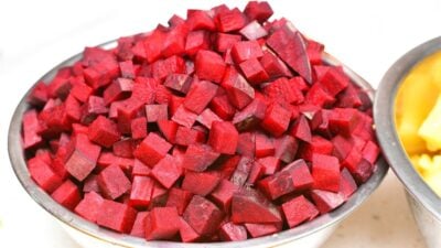 Dieta buraczana zyskuje coraz większą popularność wśród entuzjastów zdrowego trybu życia, sportowców, ekspertów żywieniowych i społeczności wellness. Znany ze swojego żywego koloru i imponującej wartości odżywczej, burak jest często uważany za naturalny superfood, który może wspierać zdrowie serca, poziom energii, wyniki sportowe, trawienie i ogólne samopoczucie. Niezależnie od tego, czy spożywany jako sok, koktajle, sałatki, zupy czy suplementy, burak zyskał silne miejsce w nowoczesnych, zdrowych nawykach żywieniowych i trendach żywienia roślinnego.