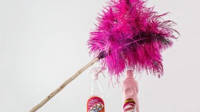 W dzisiejszym zabieganym świecie nowoczesne gospodarstwa domowe potrzebują produktów, które ułatwią, przyspieszą i usprawnią codzienne czynności. Od sprzątania i prania po organizację kuchni, konsumenci coraz częściej szukają inteligentnych rozwiązań, które oszczędzają czas bez kompromisów w zakresie jakości. To właśnie w tym Leifheit wyróżnia się jako zaufana i innowacyjna marka. Znana z niemieckiej inżynierii, praktycznych projektów i trwałych produktów gospodarstwa domowego, Leifheit zbudował silną reputację, pomagając rodzinom w tworzeniu czystszych, bardziej zorganizowanych i komfortowych przestrzeni życiowych. Dzięki zaangażowaniu w innowacyjność i wygodę, marka nieustannie na nowo definiuje, czym naprawdę jest inteligentny dom.