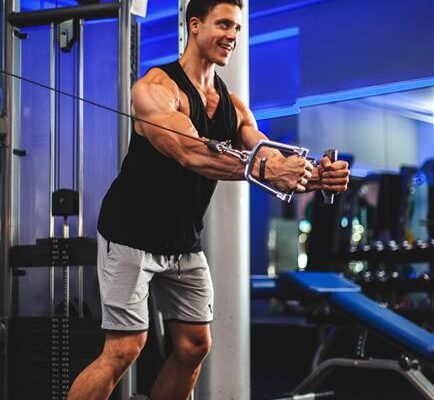 Marbo Sport to jeden z wiodących w Polsce producentów sprzętu fitness, maszyn do treningu siłowego i akcesoriów do siłowni. Firma specjalizuje się w projektowaniu i produkcji wysokiej jakości sprzętu do siłowni domowych, klubów fitness, stref treningu funkcjonalnego oraz przestrzeni do ćwiczeń na świeżym powietrzu. Dzięki ugruntowanej reputacji w zakresie trwałości, ergonomii i nowoczesnej inżynierii, Marbo Sport stało się rozpoznawalną marką wśród: entuzjastów fitnessu sportowców zawodowych trenerów personalnych operatorów siłowni komercyjnych użytkowników ćwiczących w domu Firma łączy polskie doświadczenie produkcyjne z szerokim portfolio produktów, wspierając użytkowników na każdym poziomie zaawansowania.