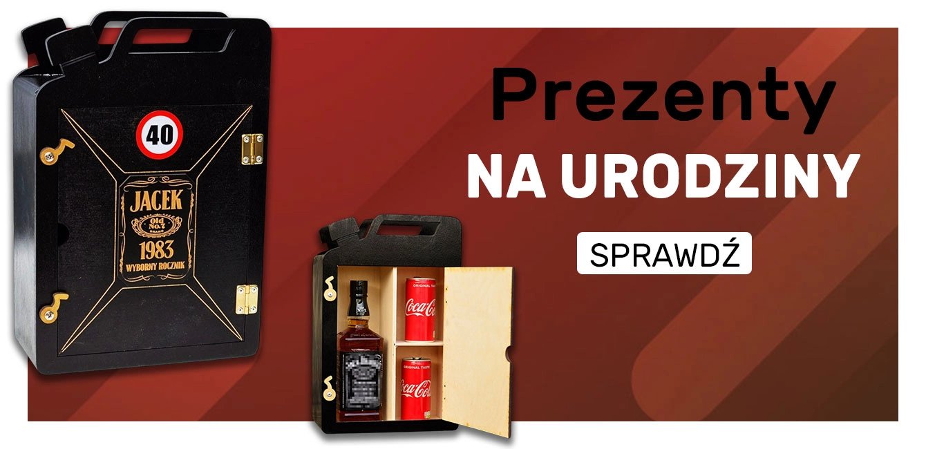 Czarna kanistra z napisem JACEK 1983 i pudełko prezentowe z butelką i napojami na brązowym tle Prezenty NA URODZINY SPRAWDŹ