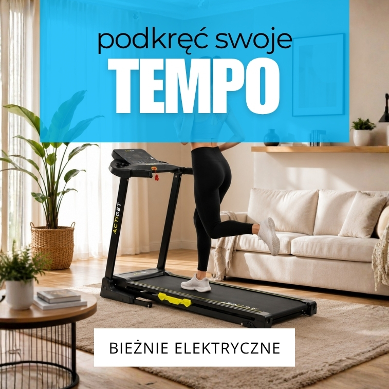Kobieta ćwiczy na bieżni elektrycznej w salonie z sofą i roślinami