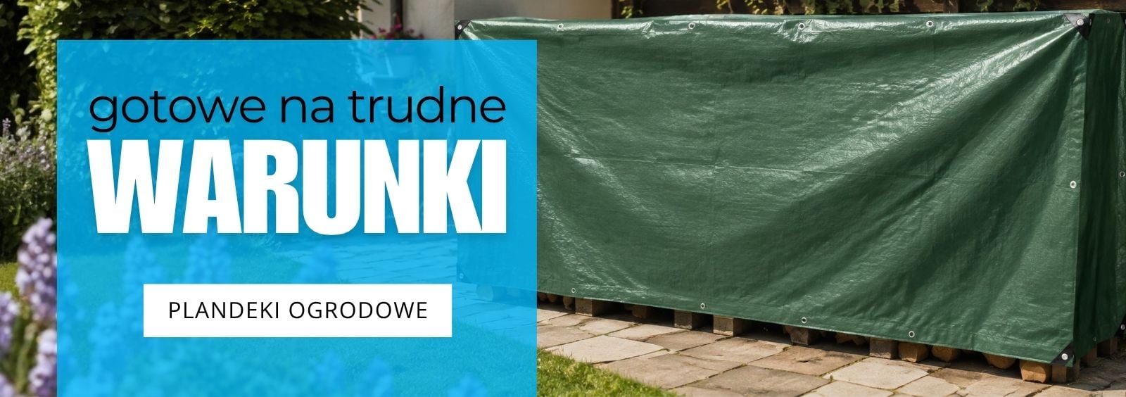 Niebieski baner z białym tekstem 'WARUNKI' i 'PLANDEKI OGRODOWE' na tle zielonej plandeki osłaniającej przedmioty w ogrodzie